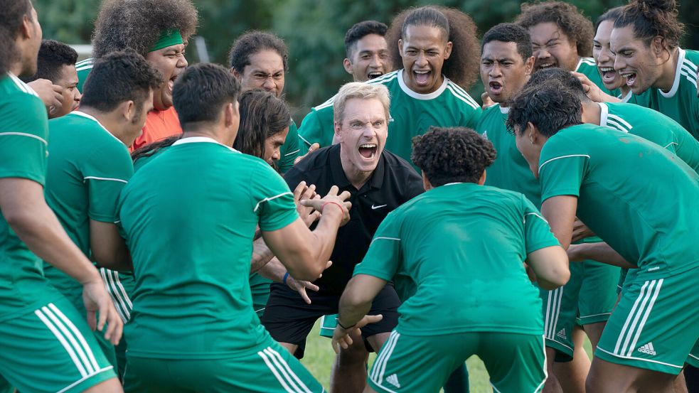 Michael Fassbender und sein Fußball-Team in Taika Waititis Film „Next Goal Wins“. Foto: 20th Century Studios