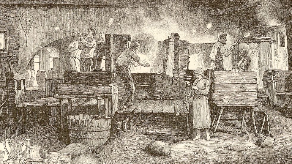 Dieses Bild entstand 1889 nur wenige Jahre nach dem Aus der Fehntjer Glashütte und zeigt Arbeiten in einer Produktion im Bachergebirge in Slowenien. Zeichnung: Hugo Charlemont/Wikimedia Commons