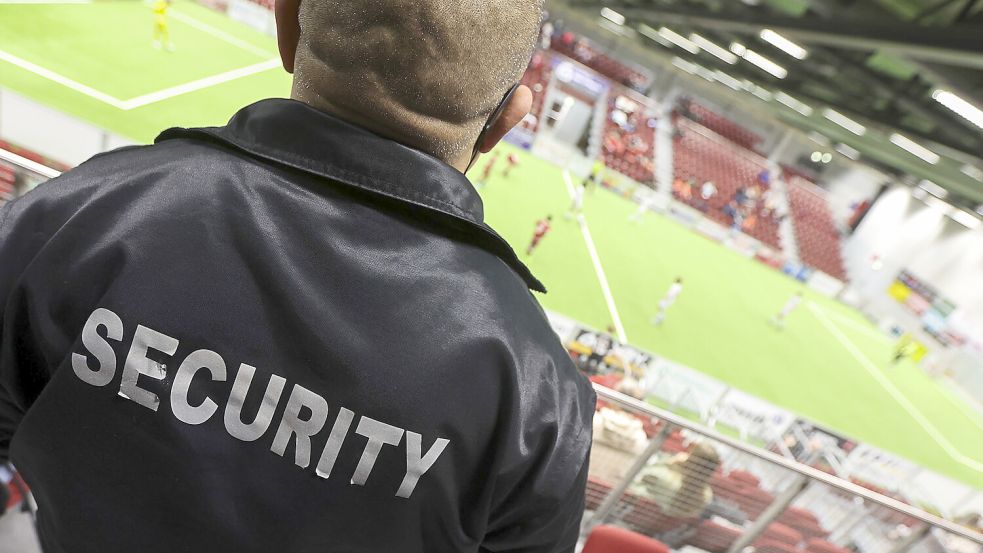 Viele Menschen helfen beim Aurich-Cup. Sogar die Männer vom Sicherheitsdienst sind in der Arena an den neun Tagen ehrenamtlich im Einsatz. Foto: Doden/Emden