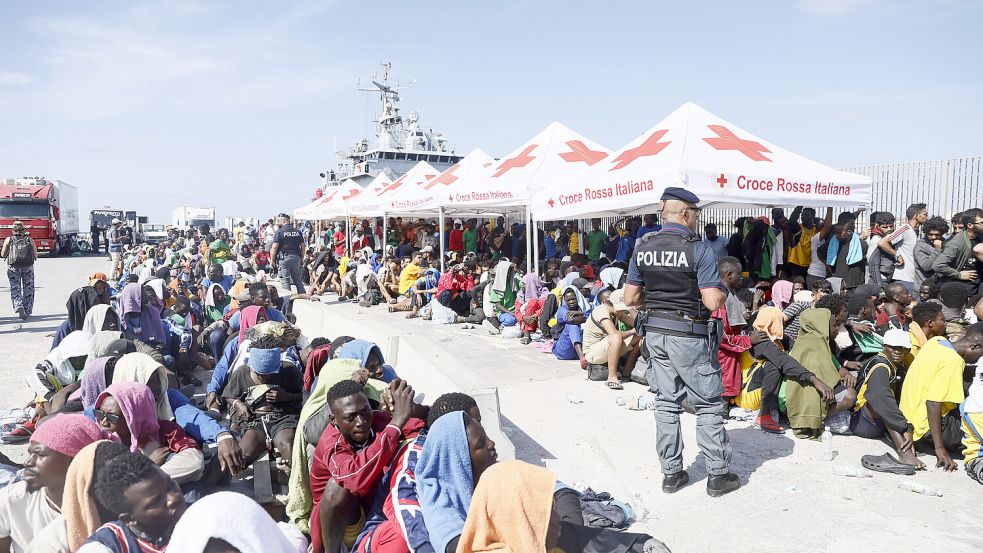 Zahlreiche Migranten erreichen die italienische Mittelmeerinsel Lampedusa. Die Zusammenarbeit der EU mit Tunesien, die Zuwanderung nach Italien einzudämmen, liegt jedoch derzeit auf Eis. Foto: dpa/Cecilia Fabiano