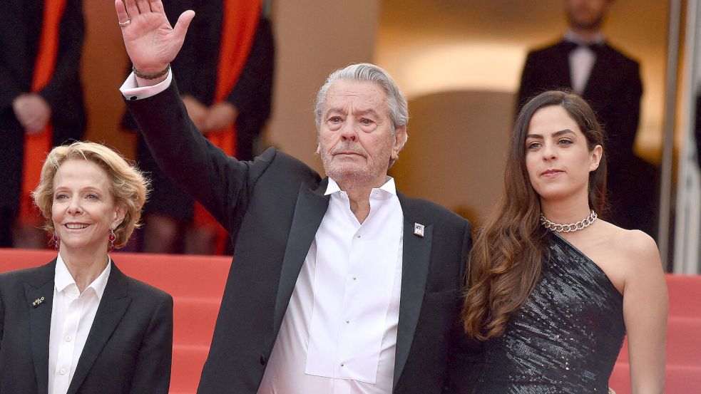 Kontrolliert sie ihren Vater? Anouchka Delon (r.) mit ihrem Vater Alain Delon (m.) beim Festival Palme d‘Or. Foto: imago images/ABACAPRESS/Hahn Lionel