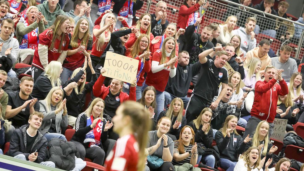 Der Aurich-Cup ist ein Zuschauermagnet. Gerade die Abendspiele sind meist gut besucht. Das Foto zeigt den Anhang des Frauensiegers SV TiMoNo. Foto: Doden/Emden