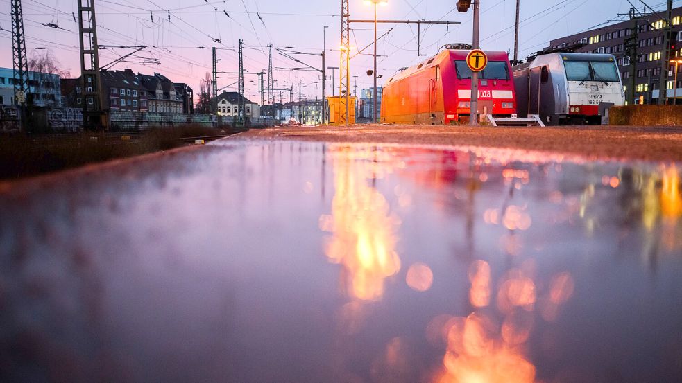 Der Warnstreik bei der Bahn ab 10. Januar kann von Arbeitsgerichten noch abgewendet werden. Bei Zügen der Transdev gibt es schon eine Entscheidung. Foto: dpa/Julian Stratenschulte