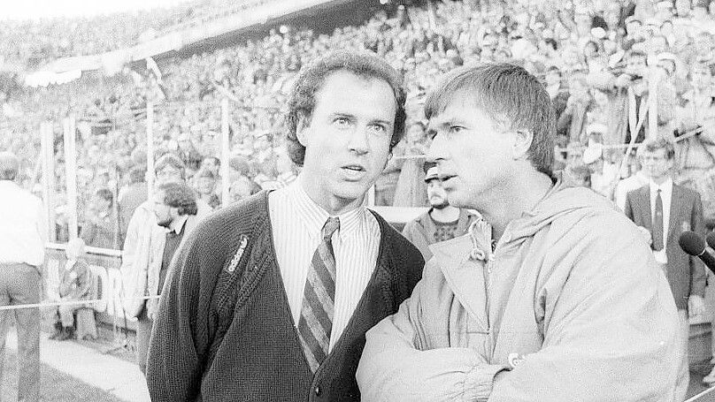 Fünfmal standen sich Franz Beckenbauer (links) und der frühere Leeraner Sepp Piontek als Nationaltrainer gegenüber. Viermal siegte der „Kaiser“. Bei der WM 1986 aber Piontek mit Dänemark. Das Foto entstand bei einem Testspiel 1987. Foto: Imago