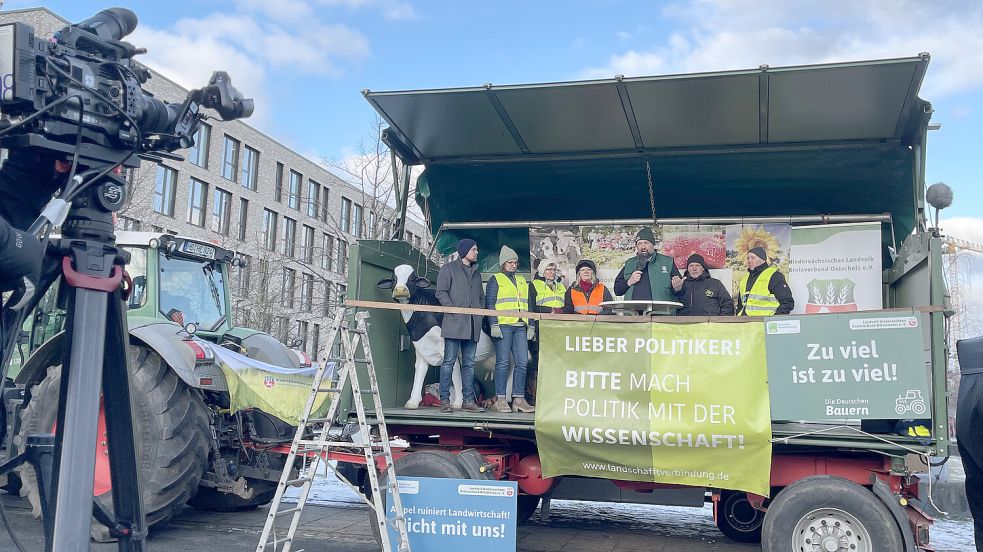 Niedersachsens Landvolk-Präsident Dr. Holger Hennies (mit Mikro) spricht auf einer Kundgebung in Bremen. Foto: Landvolk Niedersachsen