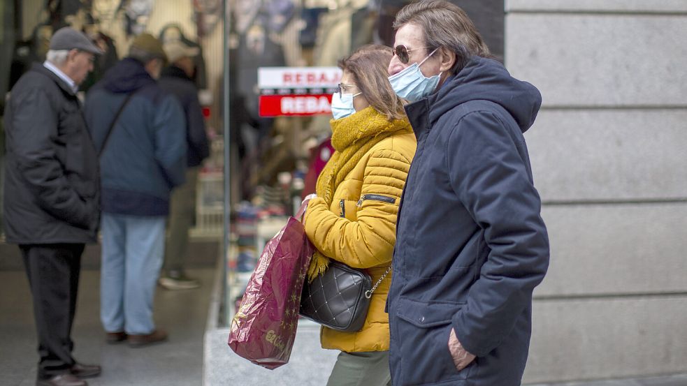 Von diesen Bildern hatten sich die Menschen in Europa schon verabschiedet. Jetzt kehrt die Maskenpflicht für eine kurze Zeit in Spanien zurück. Foto: imago images/ZUMA Wire/Luis Soto