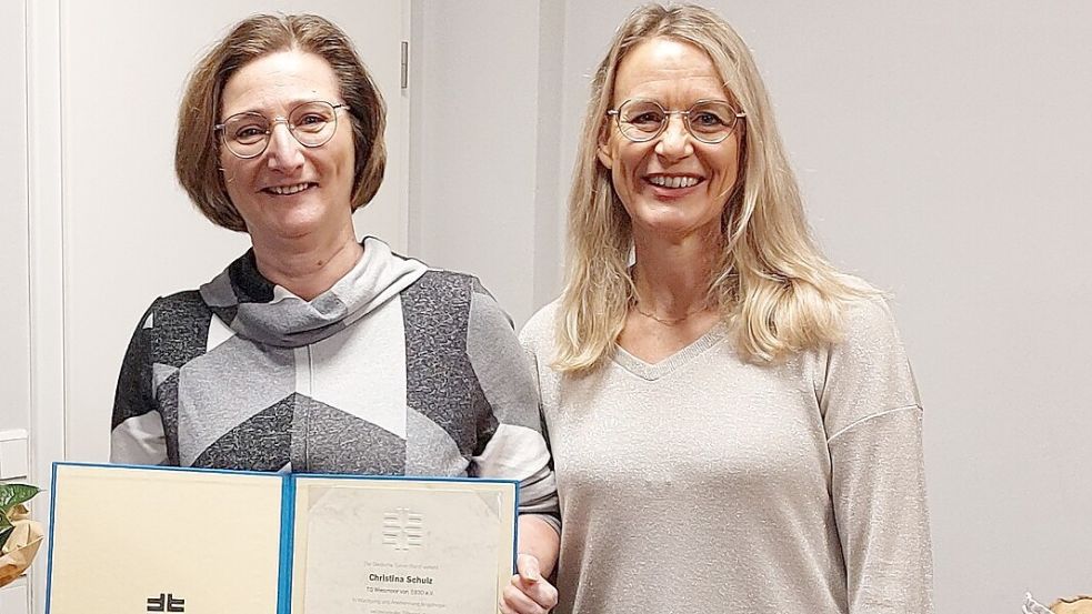 Ilona Standke (rechts) vom Turnkreis Aurich ehrte Christina Schulz. Foto: privat