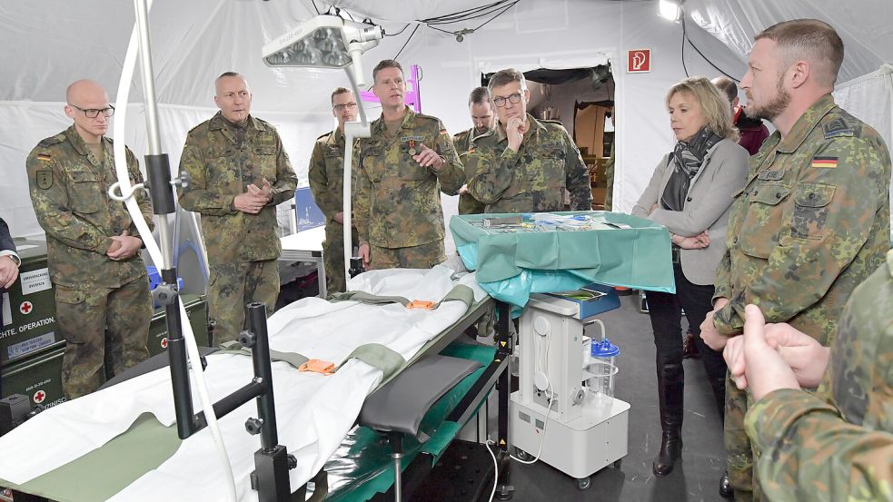 Oberfeldapotheker Julian Brederlow (links) führte unter anderem Vizeadmiral Carsten Stawitzki (Zweiter von links), Oberstarzt Dr. Kai-Siegfried Schlolaut (Vierter von links) und Generalstabsarzt Dr. Norbert Weller (Dritter von rechts) durch das neue Luftlanderettungszentrum. Fotos: Ortgies