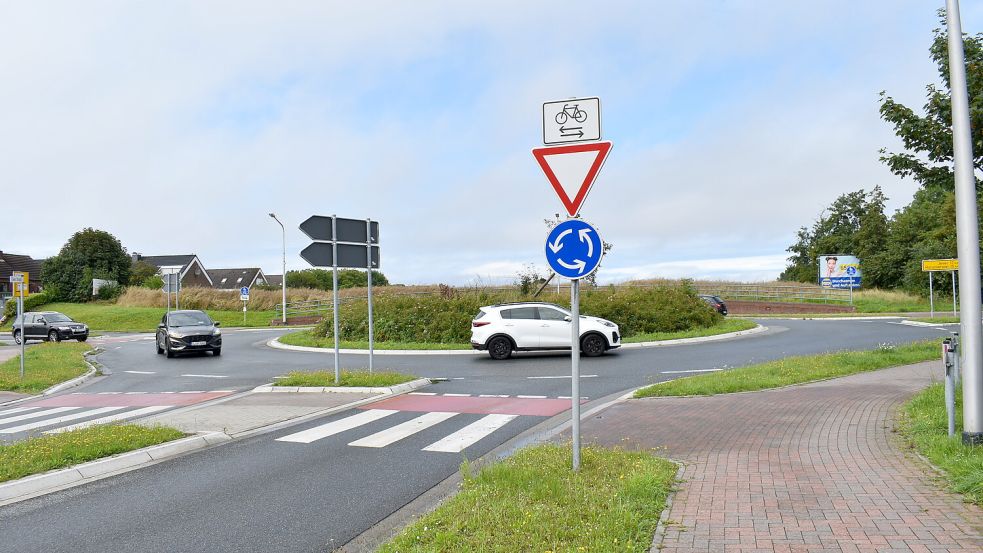 An diesen Kreisel soll sich das letzte Teilstück („Durchstich“) der Ortsumgehung in Richtung Harlesiel anschließen. Foto: Hochmann