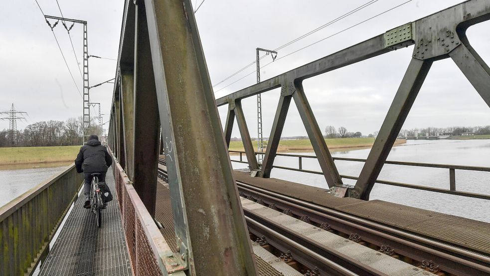 Für Radfahrer, die die Eisenbahnbrücke über die Leda überqueren, wird es auf dem Weg immer sehr eng. Die Bahn weist darauf hin, dass es sich um einen Fußweg handelt, Radfahrer müssen absteigen. Foto: Ortgies