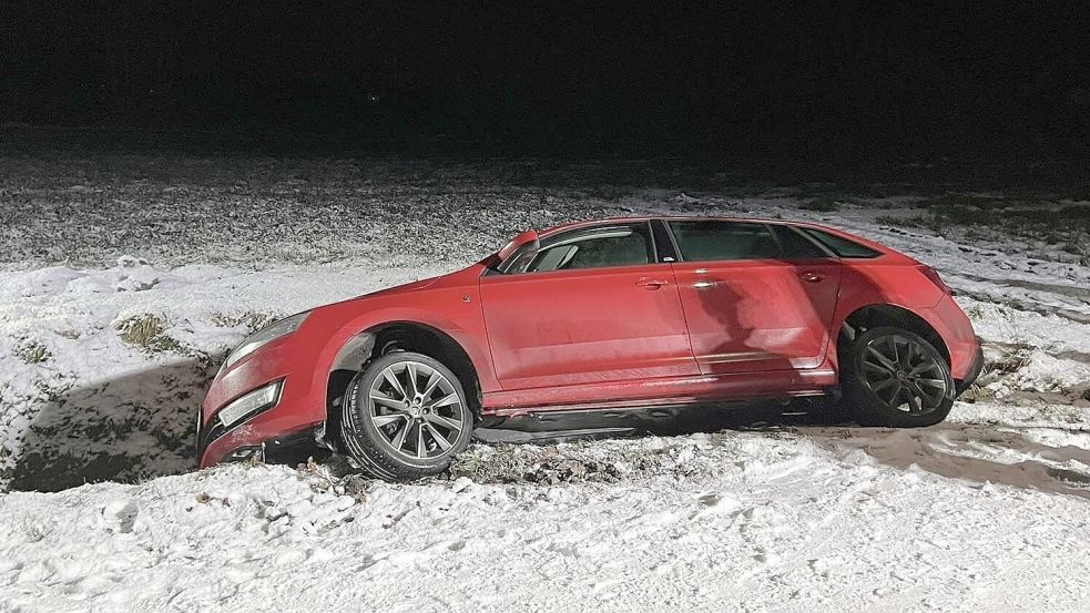 Ein Auto war auf schneeglatter Straße in einen Graben gerutscht. Foto: Finn Feldmann