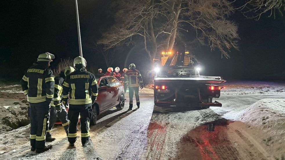 Die Feuerwehr half bei der Bergung des Unfallwagens. Foto: Finn Feldmann