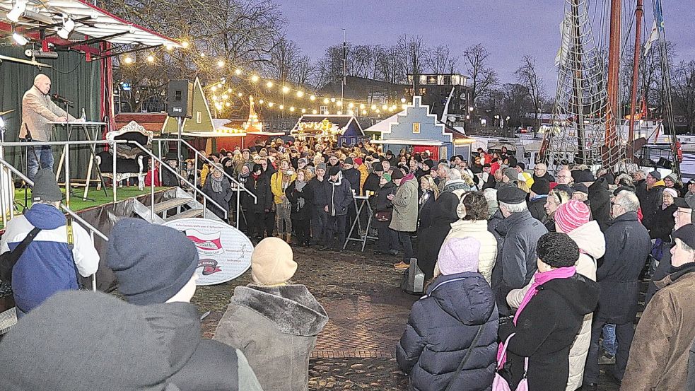 Bürgermeister Claus-Peter Horst (links) hielt eine Rede. An den Buden im Hintergrund gab es Essen und Getränke. Foto: Wolters