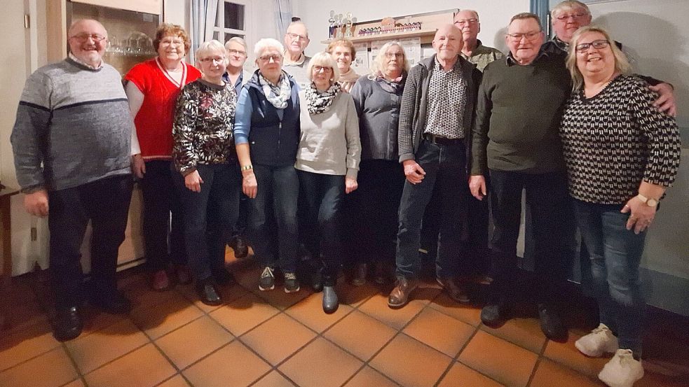 Das Foto zeigt Vorstand und Geehrte des Radfahrervereins Fortuna Walle (von links): Johann Jütting, Harmine Jütting, Gertrud Oltmanns, Ewald Gronewold, Rolfine Reck, Ludwig Wolters, Anita Dieck, Johanne Ennenga, Gretchen Janssen, Emil Tammen, Arnold Garrelts, Hermann Jürgens, Lammert Janssen und Marion Beitelmann. Foto: privat