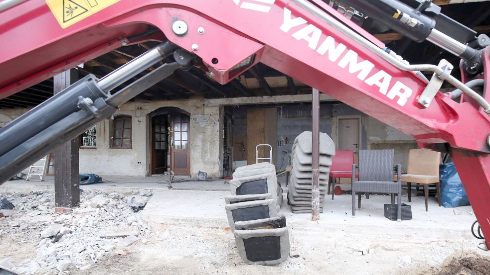 Der Wintergarten mit dem Gastraum des „La Trattoria“ wurde nach dem Brand bereits entsorgt und sollte ursprünglich im Februar saniert werden. Die Stühle sind durch den Rauch nicht mehr zu gebrauchen. Foto: Böning