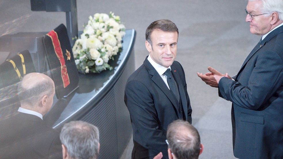 Applaus für Emmanuel Macron, Staatspräsident von Frankreich, nach seiner Rede zum Trauerstaatsakt für den verstorbenen Wolfgang Schäuble im Deutschen Bundestag. Foto: imago images/Political-Moments