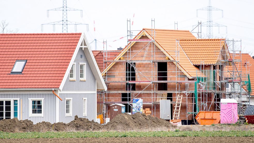 Ob bauen oder ein fertiges Haus kaufen: Viele finanzieren ihr Eigenheim über einen Kredit. Foto: Hauke-Christian Dittrich/dpa