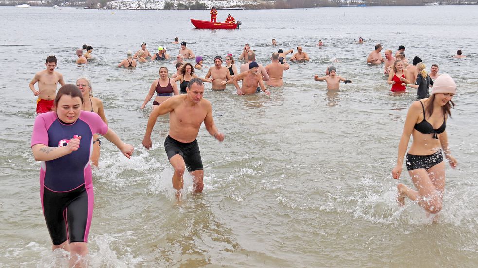 Schell ging es ins Wasser rein – schnell ging es für die meisten aber auch wieder raus. Foto: Heino Hermanns