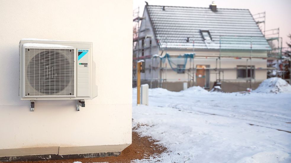 Der Einbau einer Wärmepumpe ist nur eine Möglichkeit, auf eine klimafreundlichere Versorgung umzusteigen. Möglichkeiten dazu sollen in der Samtgemeinde Hesel untersucht werden. Foto: Jan Woitas/dpa