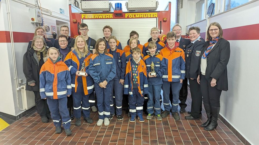 Die Jugendfeuerwehr Folmhusen traf sich mit Gästen zur Jahreshauptversammlung. Dabei wurden Luise Tellkamp zur Jugendfeuerwehrfrau des Jahres und Leon Pruin zum Jugendfeuerwehrmann des Jahres gekürt. Beide bekamen kleine Skulpturen überreicht. Foto: Feuerwehr