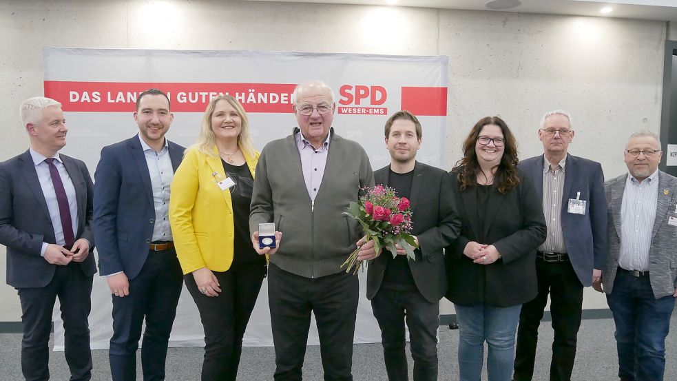 Bernd Revens erhielt die Willy-Brandt-Medaille (von links): Landrat Matthias Groote, Landtagsabgeordneter Nico Bloem, Co-Vorsitzende Marlene Marks, Bernd Revens, SPD-Generalsekretär Kevin Kühnert, Bundestagsabgeordnete Anja Troff-Schaffarzyk, Co-Vorsitzender Holger Schorn, Beisitzer Michael Erhardts. Foto: Kruse