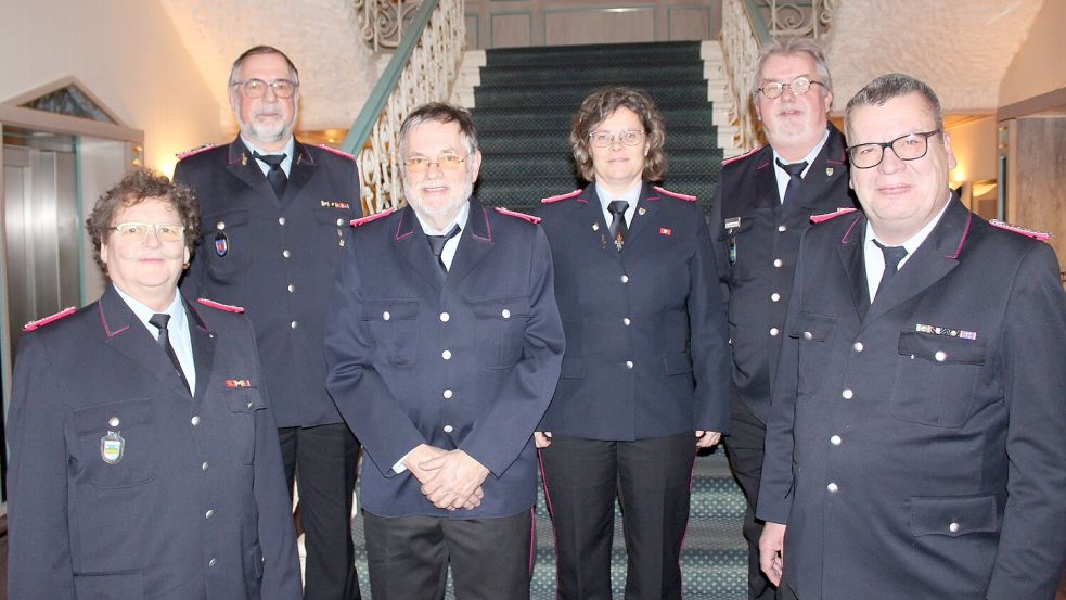 Kreisstabführer Michel Bockelmann (2. von rechts) präsentierte Geehrte und Neuzugänge des Musikzuges Juist (von links): Christian Arneke, Wilhelm Eilers, Johannes Eggering, Britta Bockelmann, Michael Bockelmann und Thomas Breeden. Auf dem Foto fehlt Carsten Kuhls. Foto: Erdmann