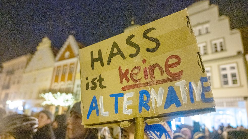 „Hass ist keine Alternative“ steht auf einem Plakat, das bei einer Demo gegen Rechtsextremismus in Greifswald hochgehalten wird. Das Foto entstand am 22. Januar. Foto: Sauer/dpa