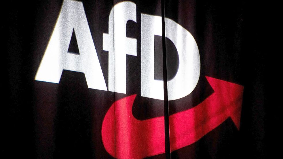 Das Logo der AfD wird beim Bundesparteitag auf einen Vorhang projeziert. Das Bild entstand 2019 in Braunschweig. Foto: Schuldt/dpa
