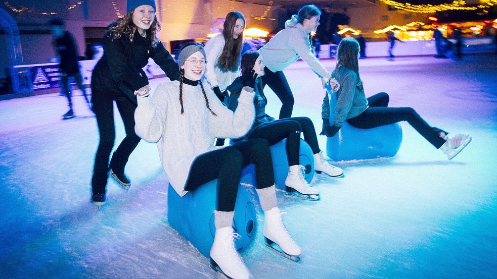 Egal, ob Jugendliche oder Erwachsene: Die Emder Eiszeit ist einer der Höhepunkte im Veranstaltungskalender und zieht jedes Jahr Zehntausende Besucher aufs Eis. Erstmals ist die OZ Medienpartner der Veranstaltung. Foto: J. Doden/Archiv