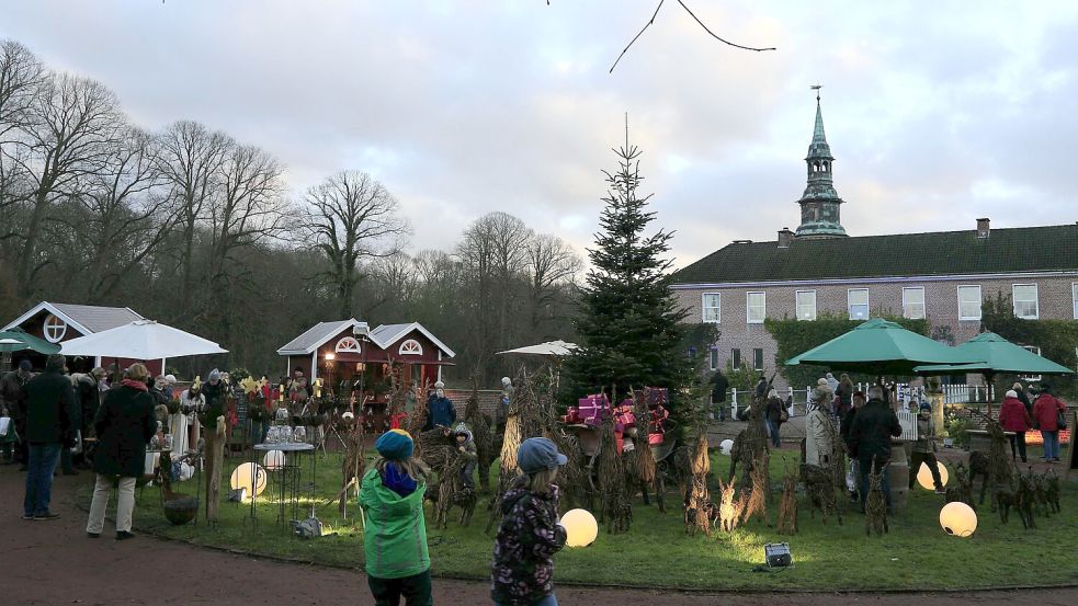 Vor dem Schloss in Lütetsburg ist ein besonderer Weihnachtsmarkt. Foto: Archiv