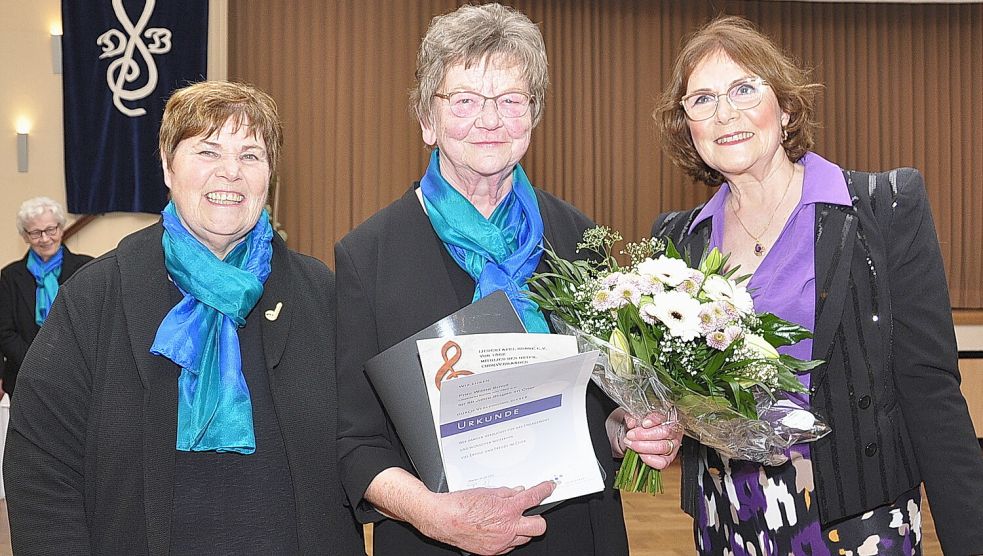 Wilma Schmidt (MItte) präsentiert die Urkunde, die ihr von Anja Gerber (links) und Heike Douglas überreicht wurde. Foto: Wolters