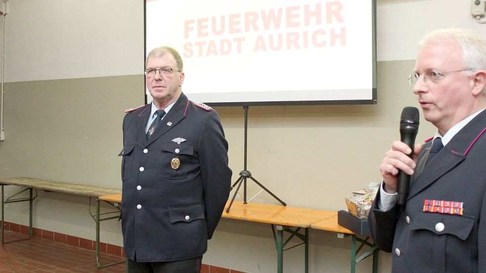 Alfred Janssen (links) wurde für die 50-jährige Tätigkeit im Feuerwehr-Musikwesen geehrt. Fotos: privat