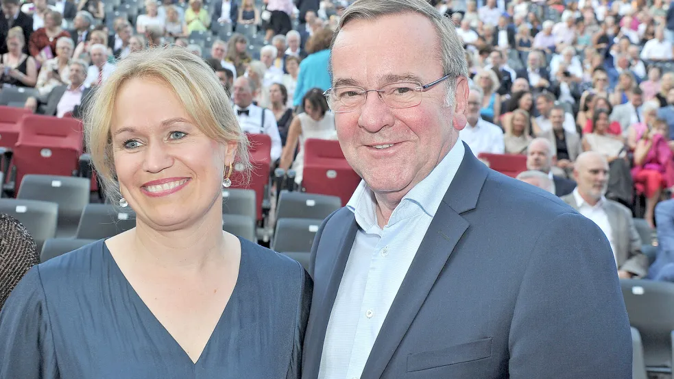 Vor rund einem Jahr war bekannt geworden, dass Boris Pistorius mit Julia Schwanholz liiert ist. Foto: IMAGO/STAR-MEDIA