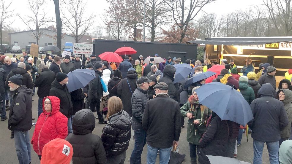 Kurz vor Beginn der Demonstration in Ostrhauderfehn hatten sich schon viele Teilnehmer auf dem Parkplatz beim Rathaus versammelt. Foto: Zein