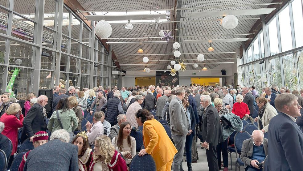 Kaum ein Durchkommen gab es beim Neujahrsempfang in Wiesmoor. Auch die Blütenkönig und ihr Gefolge (im Vordergrund) waren gekommen.