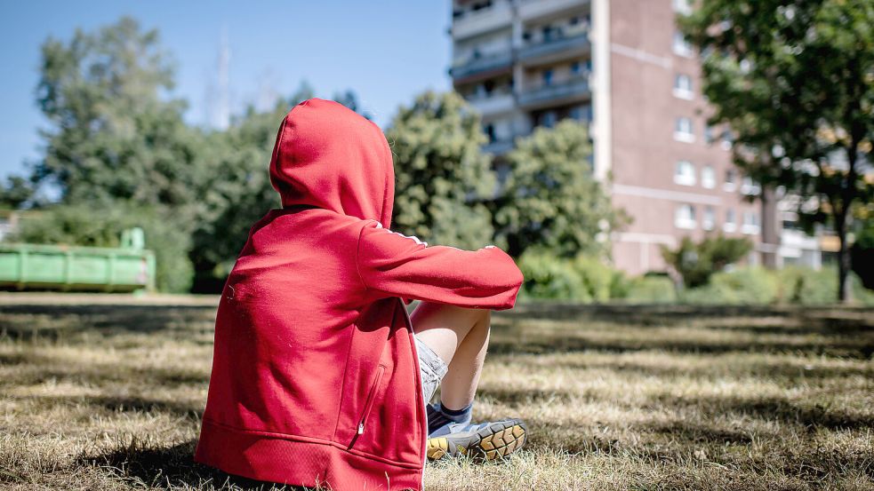 Zur Schule ging der Neunjährige weiterhin. Dass er alleine lebte, fiel weder Lehrern noch Mitschülern auf. Foto: imago images/Thomas Eisenhuth