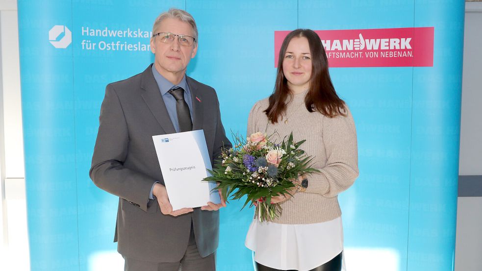 Jörg Frerichs gratuliert Jennifer Deutscher. Foto: privat