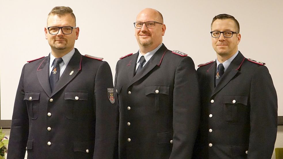 Sie führen die Ortsfeuerwehr Krummhörn-Ost (von links): Markus Schink, Christian Bruns und Dennis Hinrichs. Foto: privat