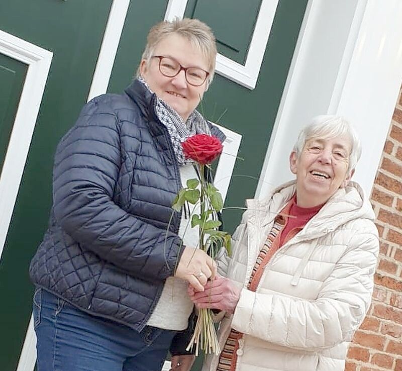 Vorsitzende Henriette Remmers (rechts) überreicht Neumitglied Gertrud Bosma eine Rose. Foto: privat