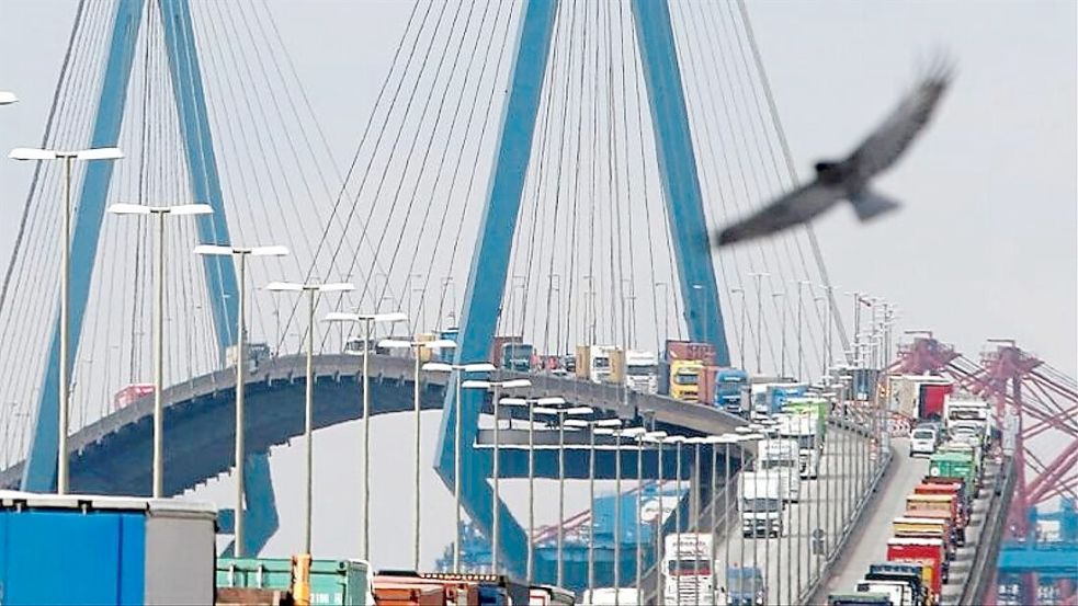 Die Köhlbrandbrücke überspannt einen Arm der Süderelbe und ist die wichtigste Straßenverbindung im Hafen. Foto: Christian Charisius/dpa