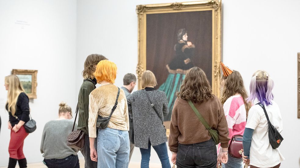 Besuchergruppe vor einem Werk von Monet: Die Ausstellung „Geburtstagsgäste“ in der Kunsthalle Bremen läuft noch bis zum 18. Februar. Foto: Melanka Helms
