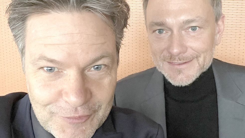 Neue Einigkeit? Ein gemeinsames Selfie von Robert Habeck (l.) und Christian Lindner soll vom Streit in der Ampelkoalition ablenken. Foto: BMWK/dpa