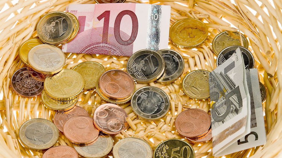 Jeder trägt etwas bei, leistet seinen Obolus: Ein Spendenkorb mit kleinen Beträgen in Euro. Foto: imago/McPHOTO