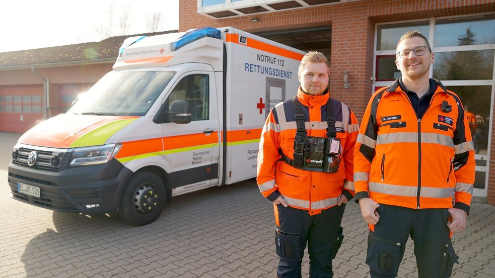 Jörn Spiekermann und Markus Gutreise vom DRK in Meppen haben als Notfallsanitäter bei Einsätzen schon mit Telenotärzten zusammengearbeitet – und sind von deren Nutzen restlos überzeugt. Foto: Probst