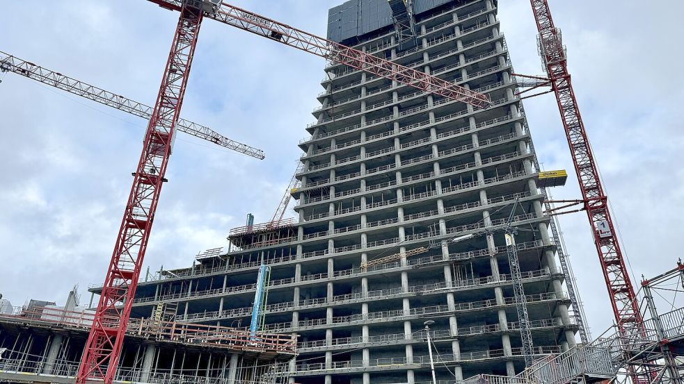 Bei gut 100 Metern ist erst mal Schluss: Am verhinderten Wolkenkratzer Elbtower herrscht seit Oktober Baustillstand. Foto: Markus Lorenz