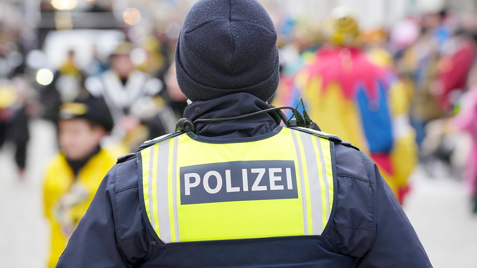 Ein Polizist bei einem Faschingsumzug in Bayern: In Landsberg ermittelt die Polizei nach einem fremdenfeindlichen Vorfall mit „Ausländer raus“-Rufen. Foto: IMAGO/Bihlmayerfotografie