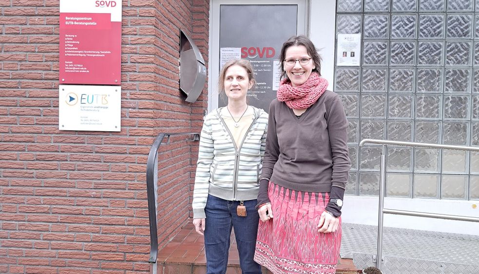 Karolin Rixecker (links) und Carmen Aretz vor ihrem Büro im SoVD am Gleiwitzer Hof in Leer. Foto: privat