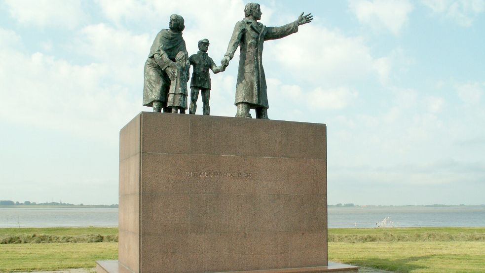 Das Auswandererdenkmal auf der Seebäderkaje in Bremerhaven zeigt eine Auswandererfamilie. Die Skulptur wurde 1986 vom amerikanischen Bildhauer Frank Varga aus Detroit geschaffen. Foto: Buß