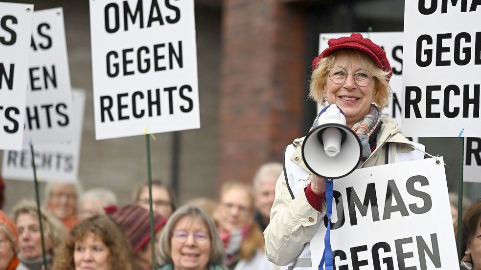 Deutschlandweit gibt es die „Omas gegen rechts“. Hier gingen sie in Leer auf die Straße. Foto: Lars Penning/dpa