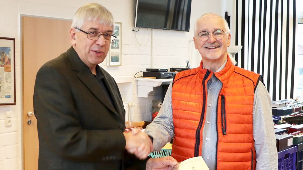 Heinz Kobiela (rechts) ist seit 40 Jahren im Briefmarkensammlerverein „Auphilia“ Aurich aktiv. Dafür wurde er vom Vorsitzenden Ulrich Rosin ausgezeichnet. Foto: privat